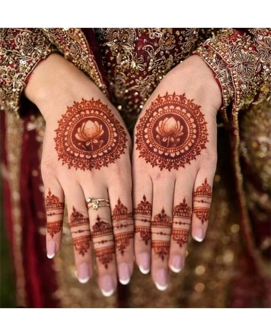 Lovely Coverage Using Spiral Back Hand Mehndi Design Lovely Coverage Using Spiral Back Hand Mehndi Design